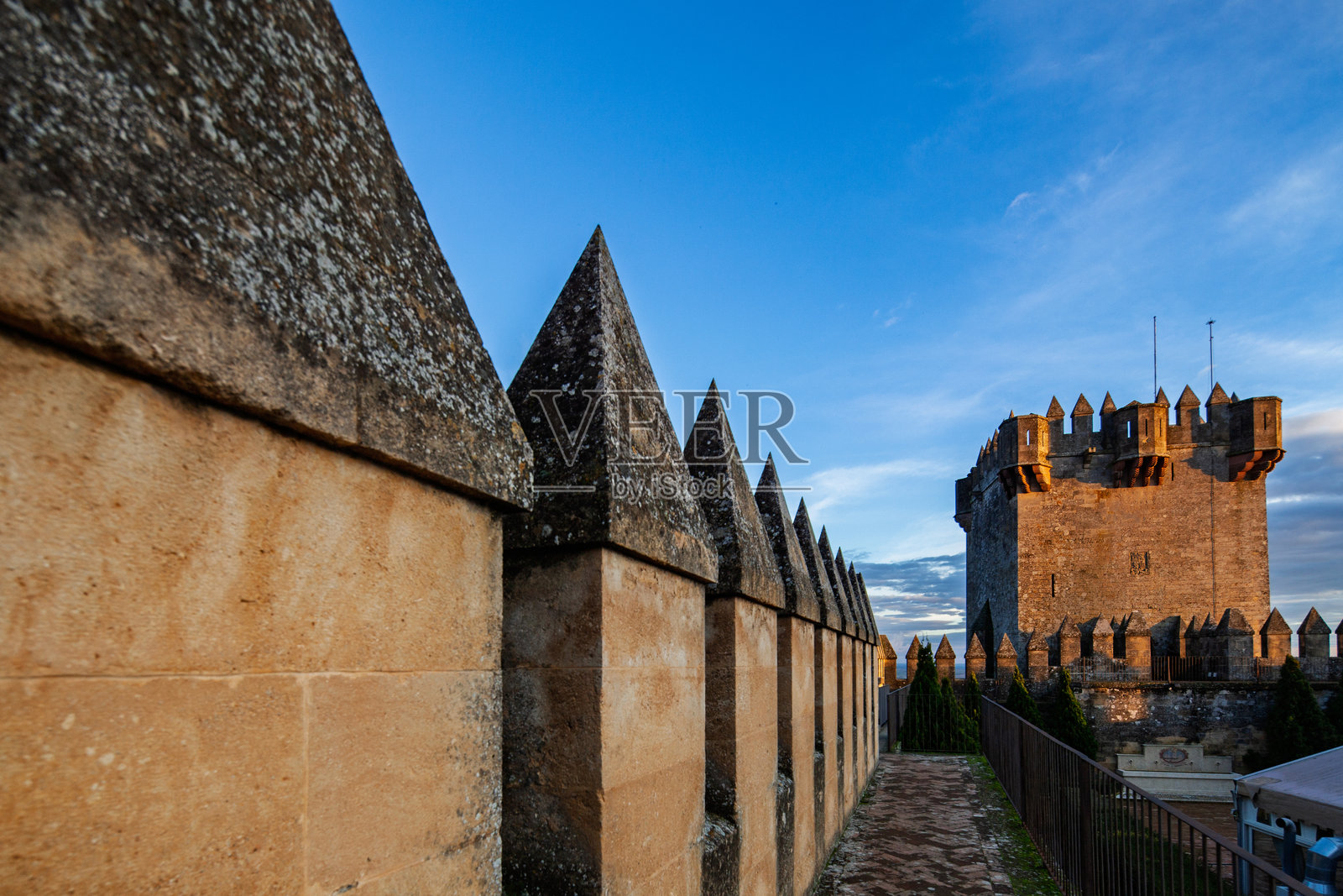 探索安达卢西亚的阿尔莫多瓦尔德里奥历史城堡照片摄影图片