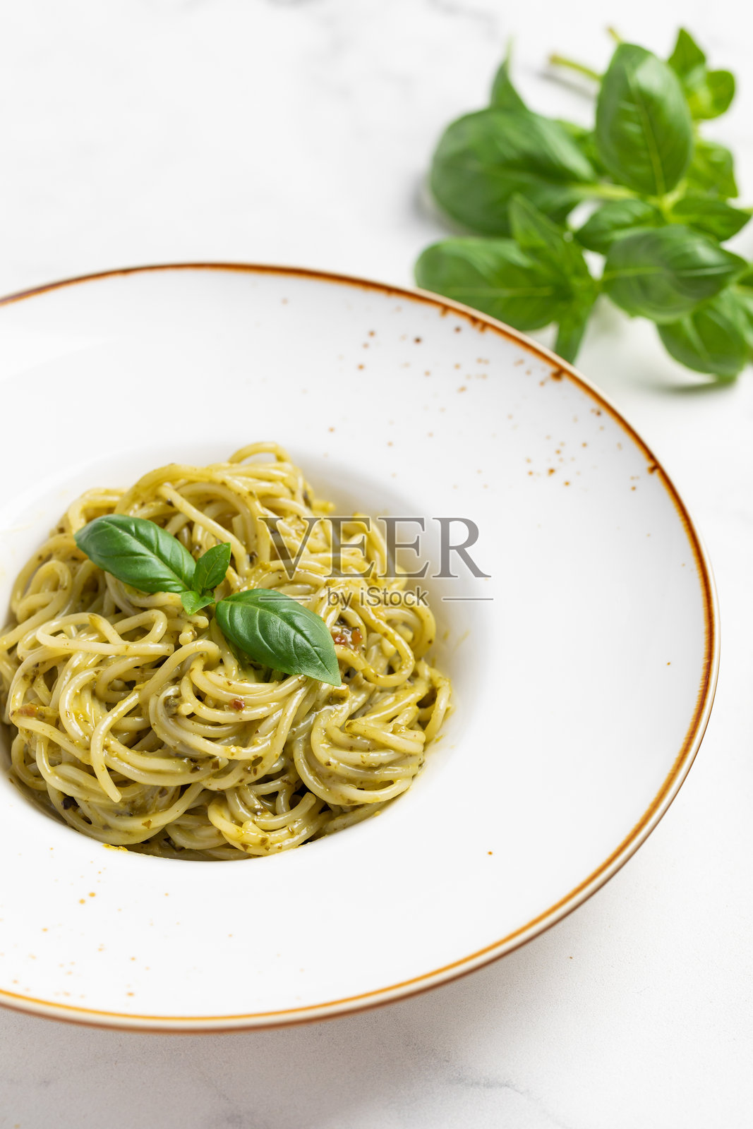 意大利面配香蒜酱和罗勒照片摄影图片