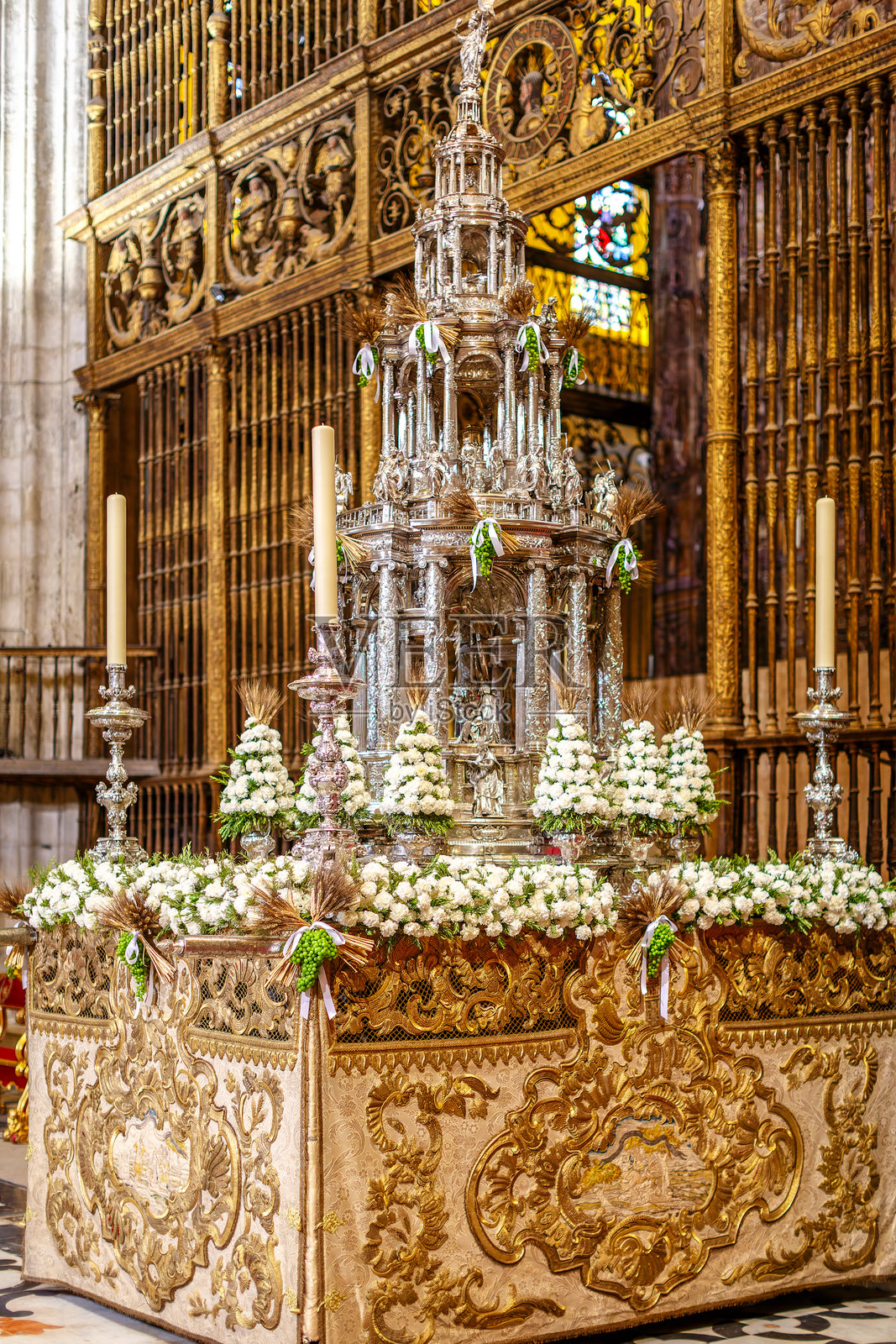 塞维利亚大教堂的银质监护在圣体节游行中照片摄影图片