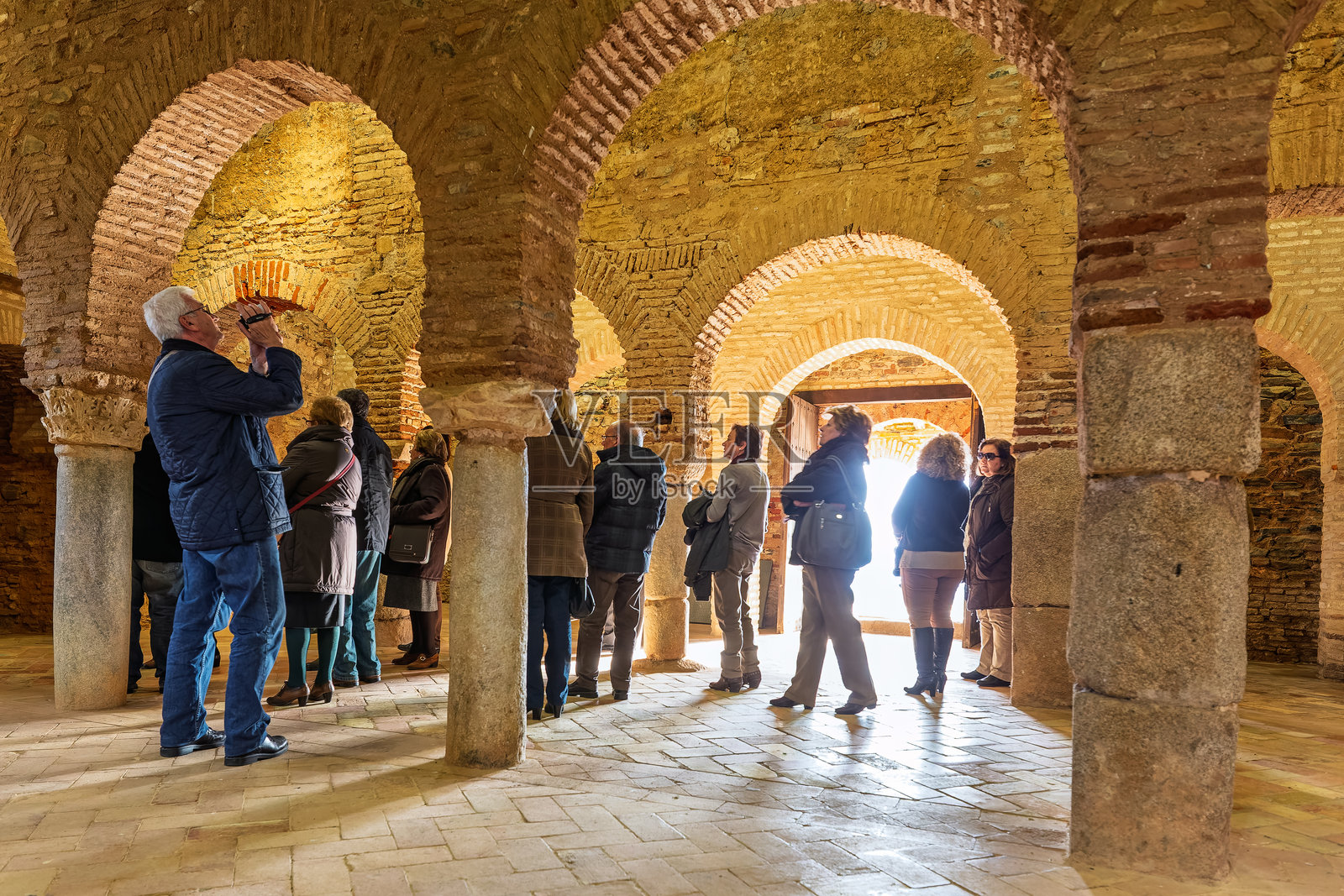 西班牙阿尔莫纳斯特，2013年3月2日，游客们在西班牙阿尔莫纳斯特拉雷亚尔的古老清真寺中探访。照片摄影图片