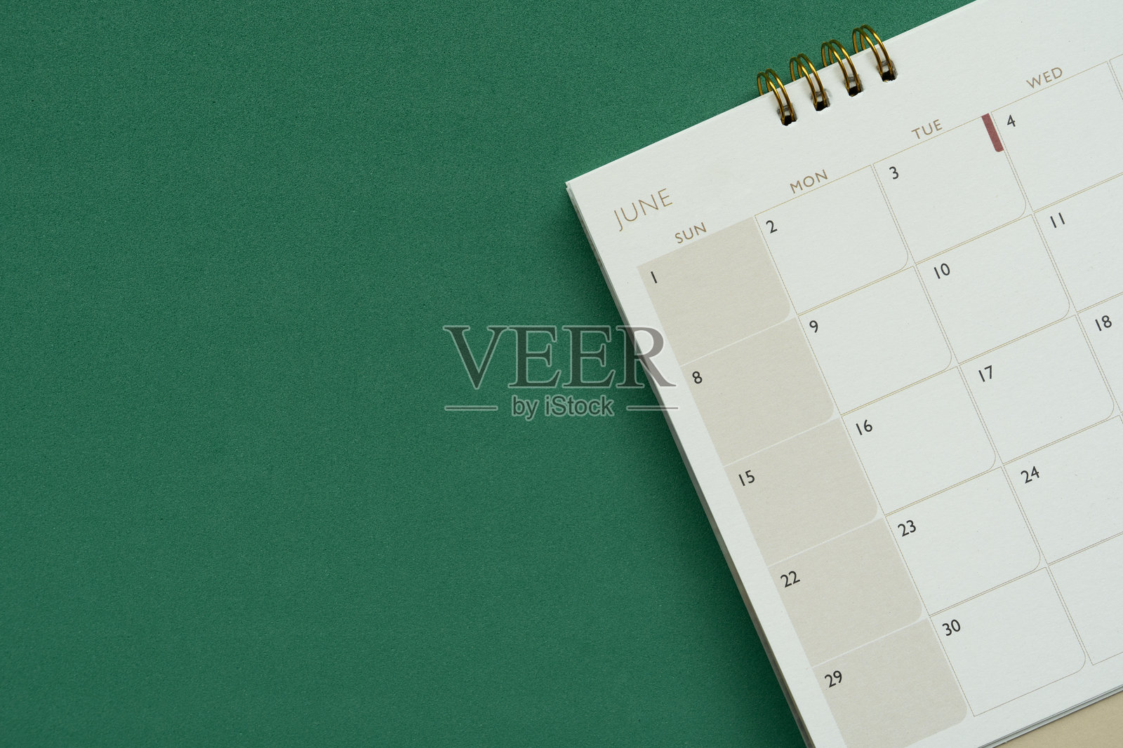 绿色桌面背景上的日历特写，商务会议或旅行计划概念照片摄影图片