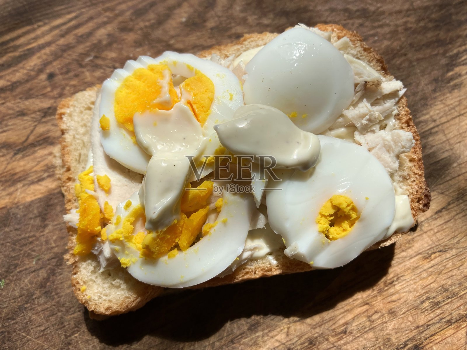 在粗犷的木砧板上的三明治照片摄影图片