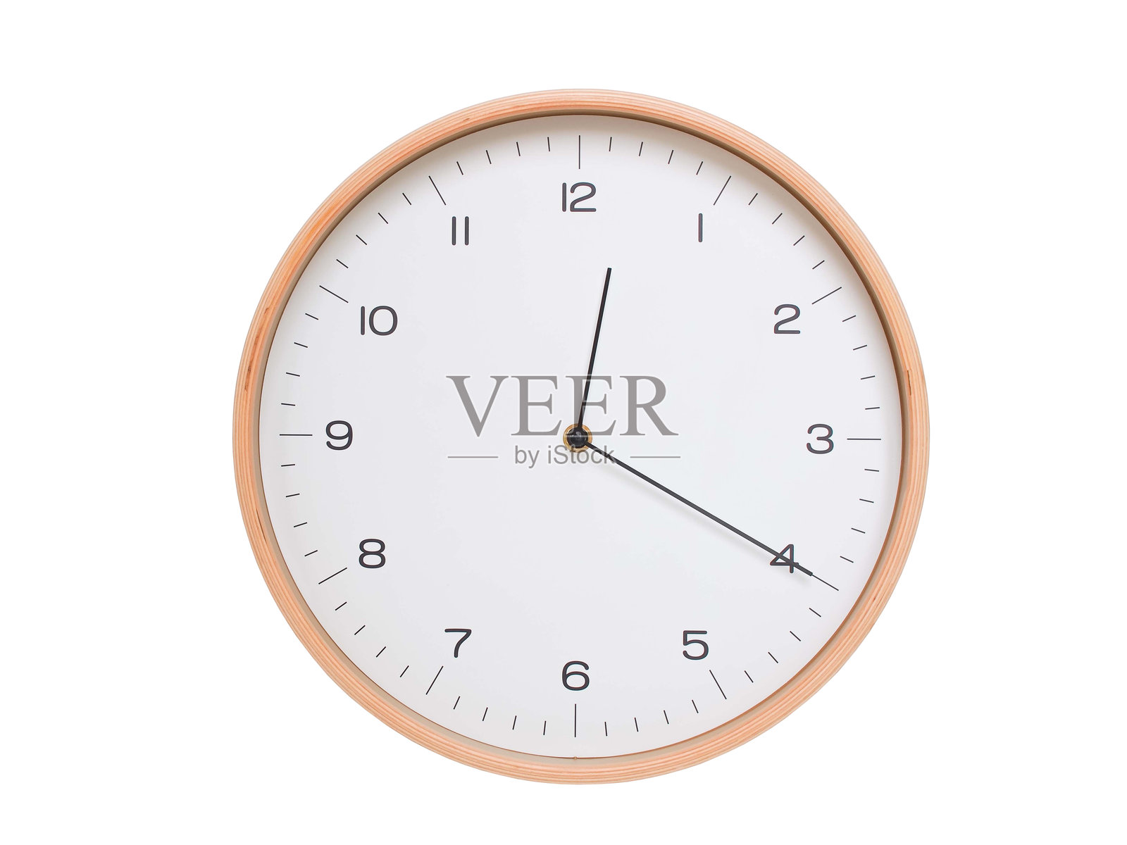 简约的墙钟，浅木框架和白色表盘，显示00:20或12:20。非常适合关于时间和日程安排的干净现代概念。照片摄影图片