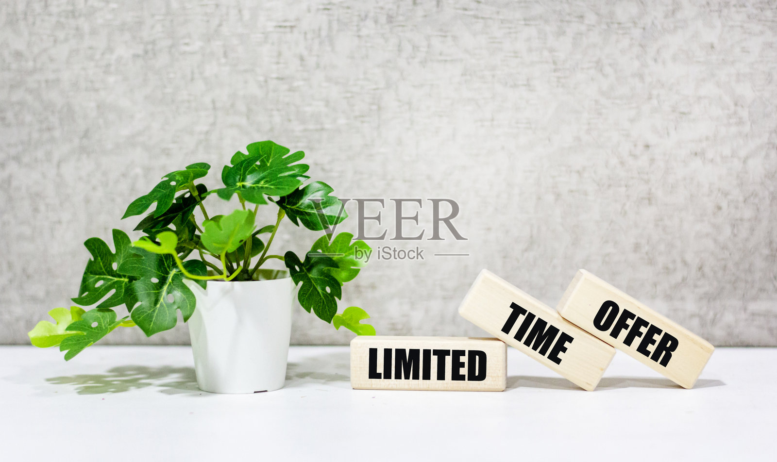 带有限有效期的木块优惠文本照片摄影图片