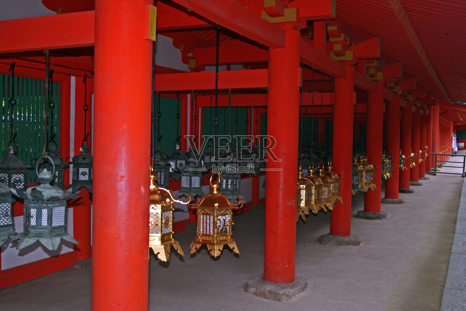 日本：奈良公园的春日大社照片摄影图片