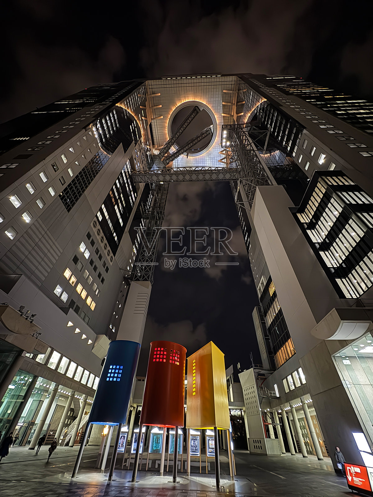 日本大阪梅田空中大厦夜景仰视图照片摄影图片