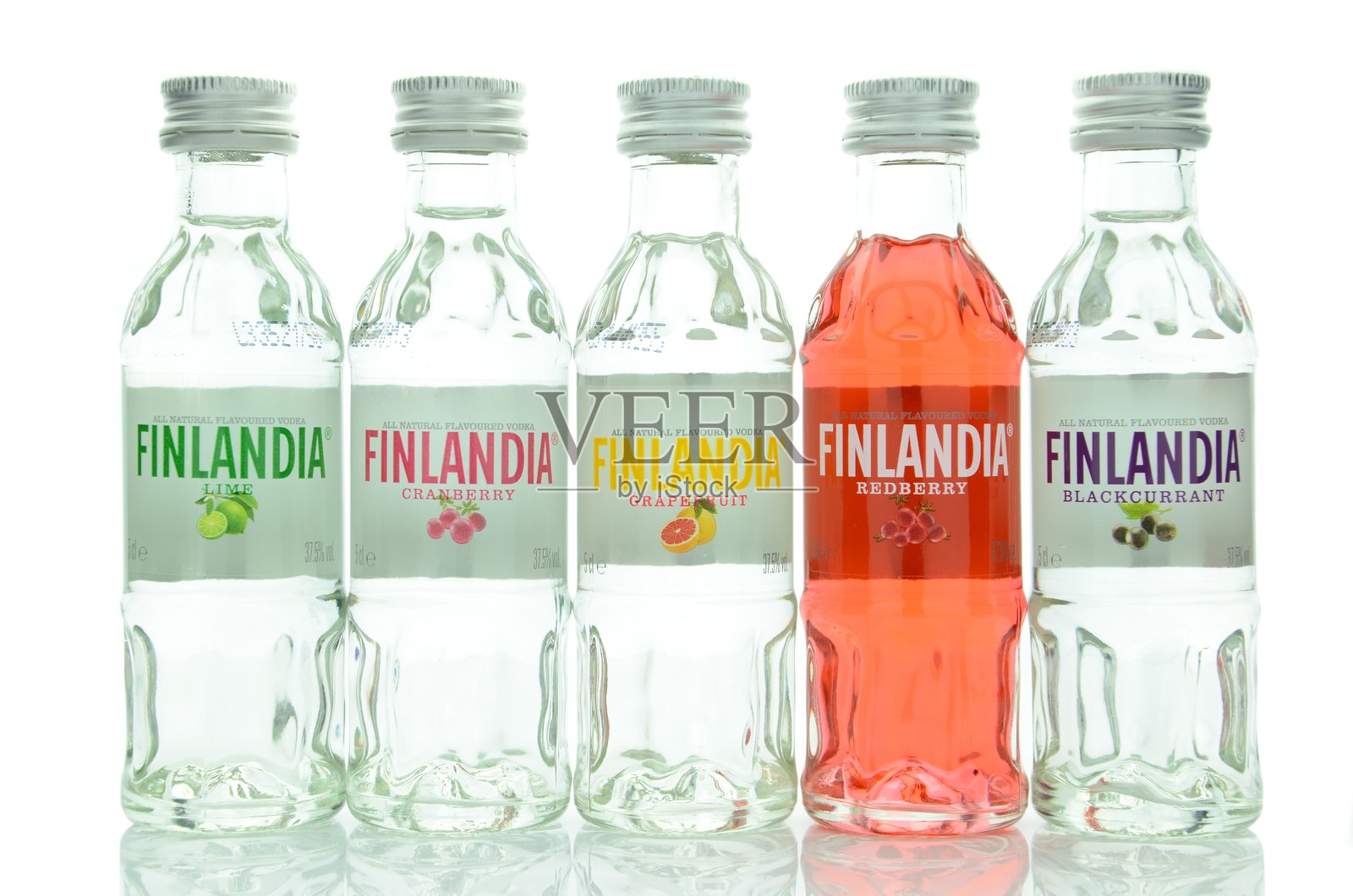 多种天然口味的芬兰迪亚伏特加，背景为白色。照片摄影图片