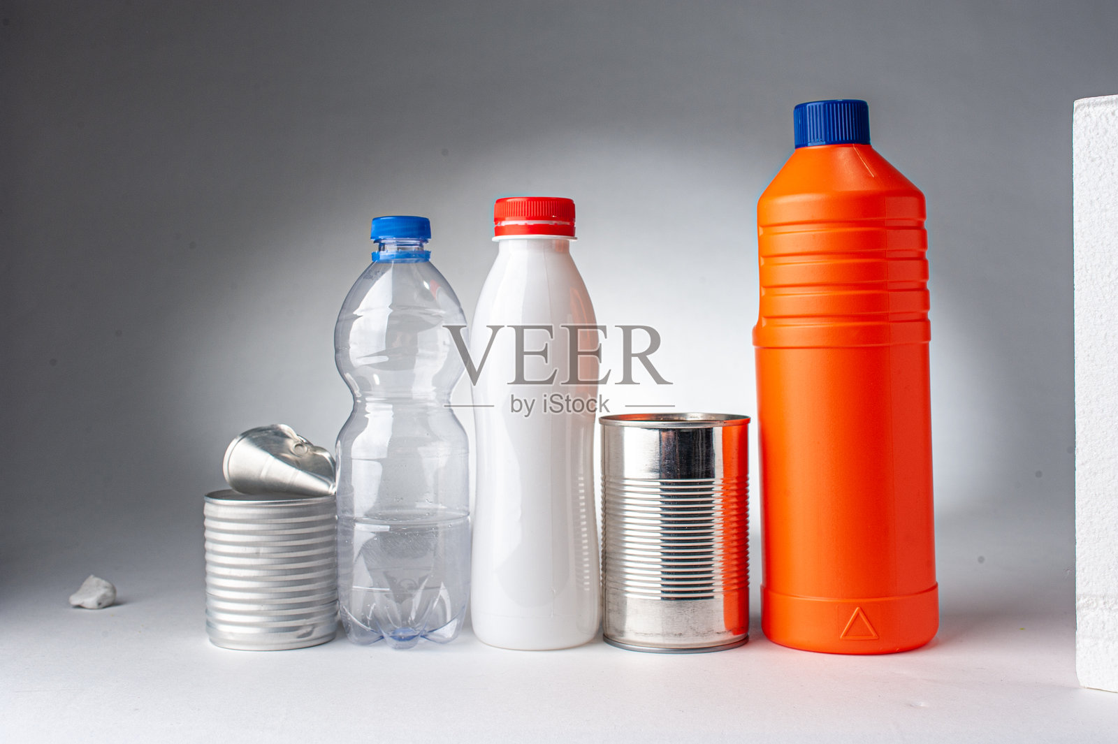 白色背景下的塑料和铝废料照片摄影图片