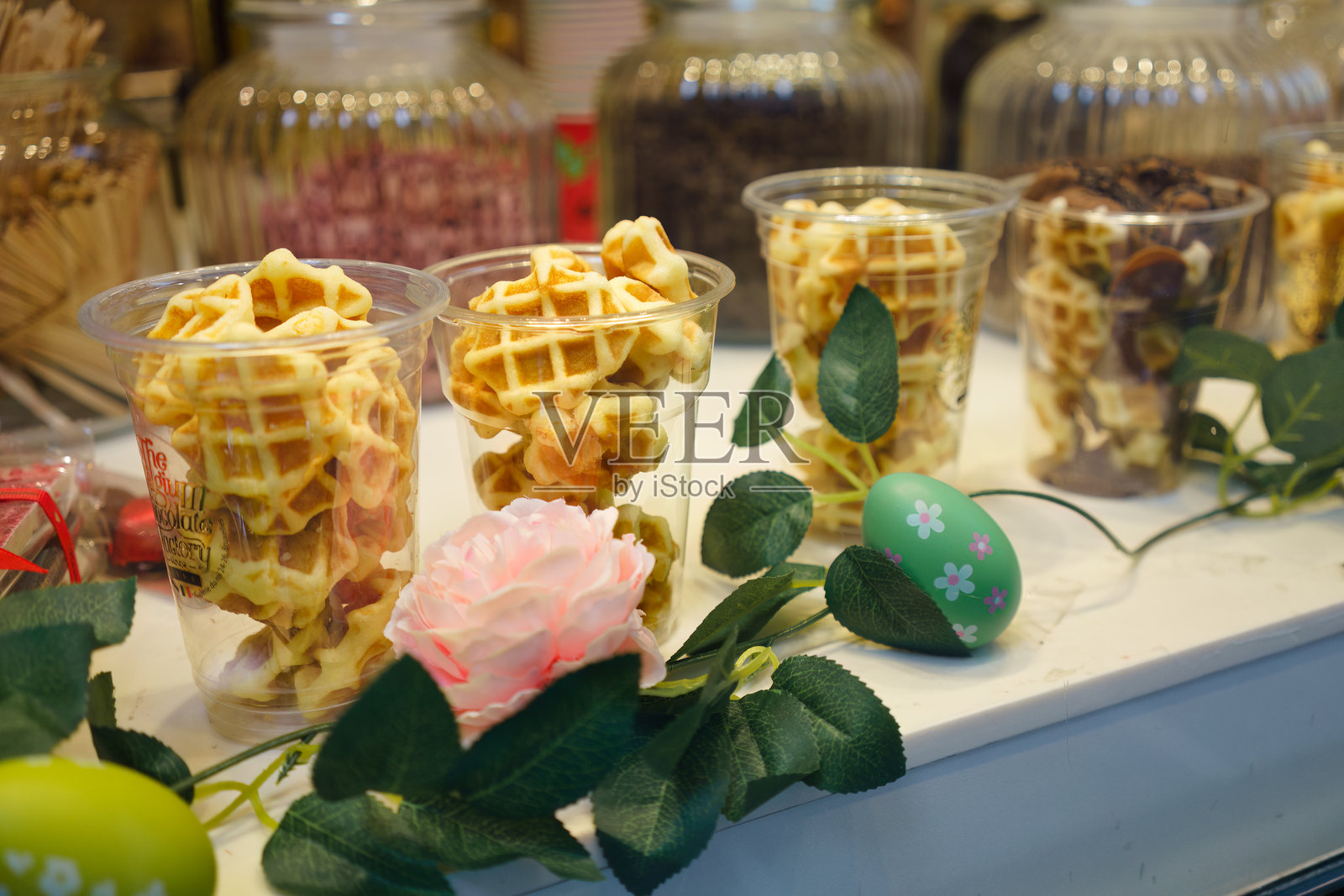 美味的比利时华夫饼展示在比利时巧克力工厂的店窗中。布鲁塞尔照片摄影图片