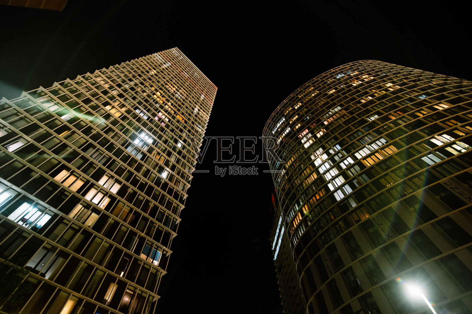 夜间的办公大楼照片摄影图片