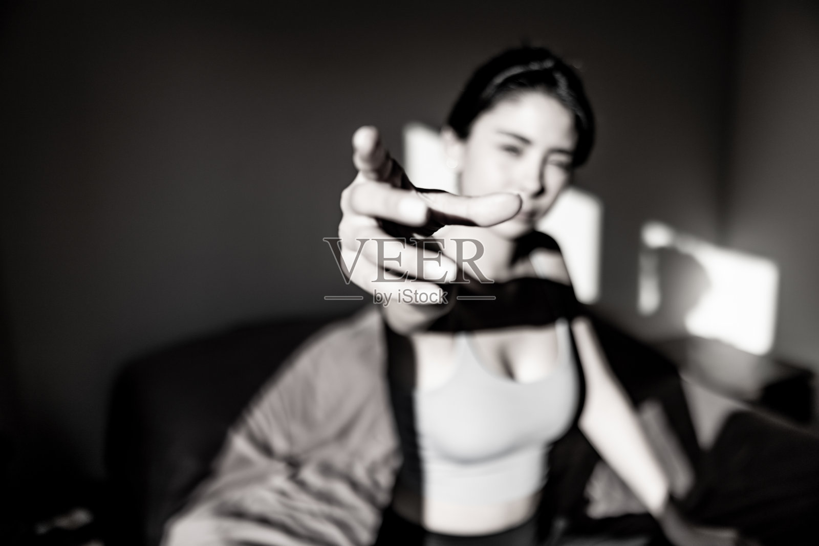 优雅女性的特写手部。美丽的女性在床上醒来，享受阳光。照片摄影图片