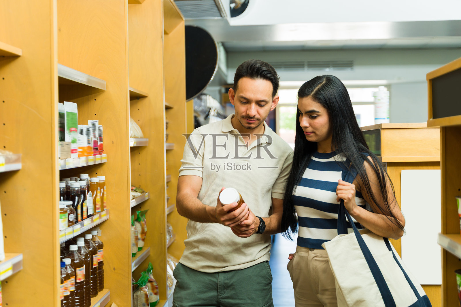 西班牙裔夫妇在杂货店挑选食物照片摄影图片