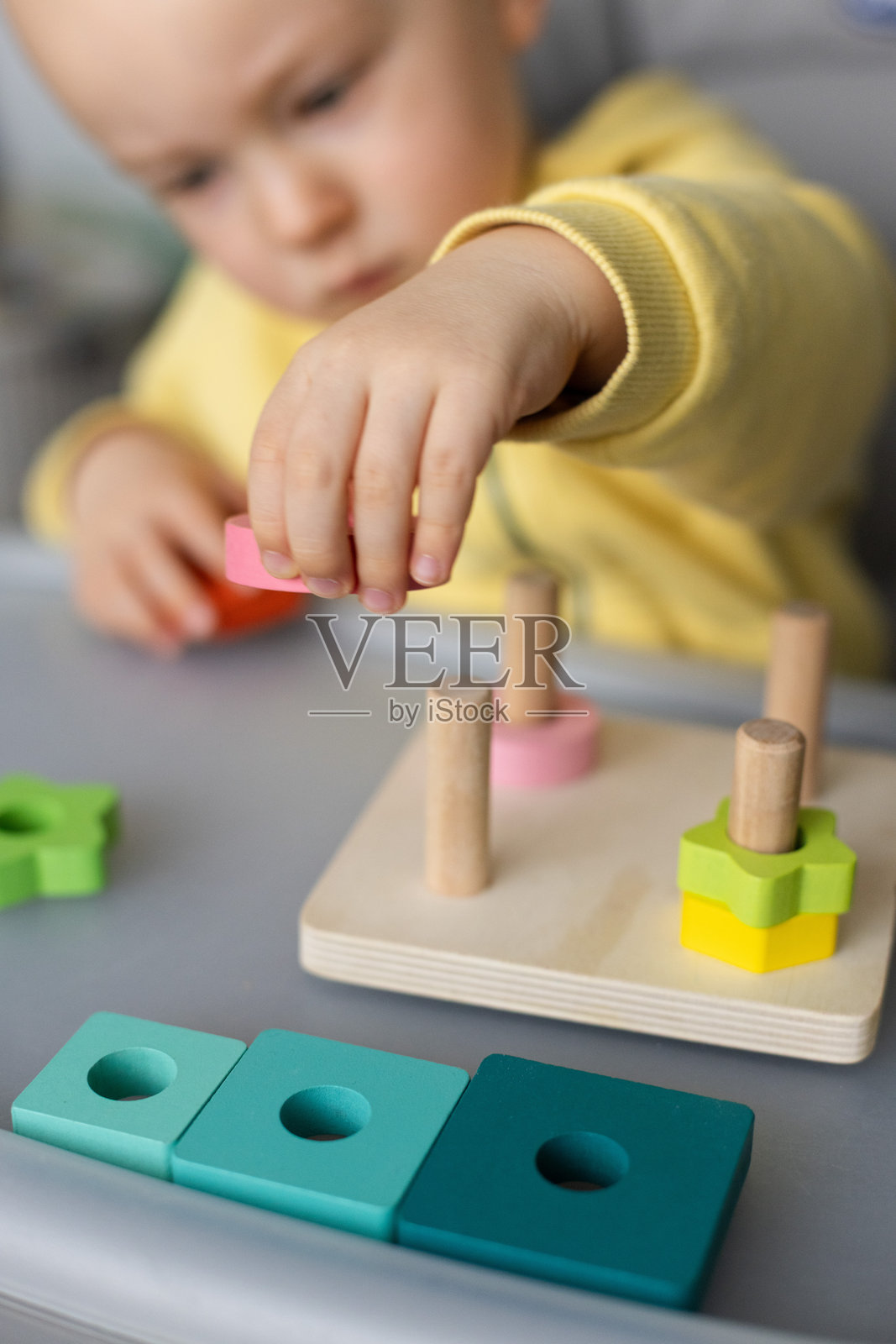 婴儿玩教育玩具，认知技能，蒙特梭利活动。特写，选择性聚焦。照片摄影图片