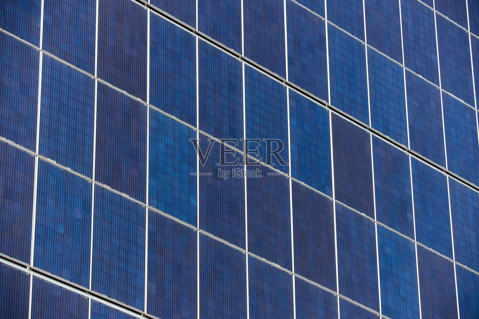 许多太阳能电池板的纹理。建筑物上有很多太阳能电池板。可再生太阳能。替代发电源，节能房屋利用太阳能。照片摄影图片