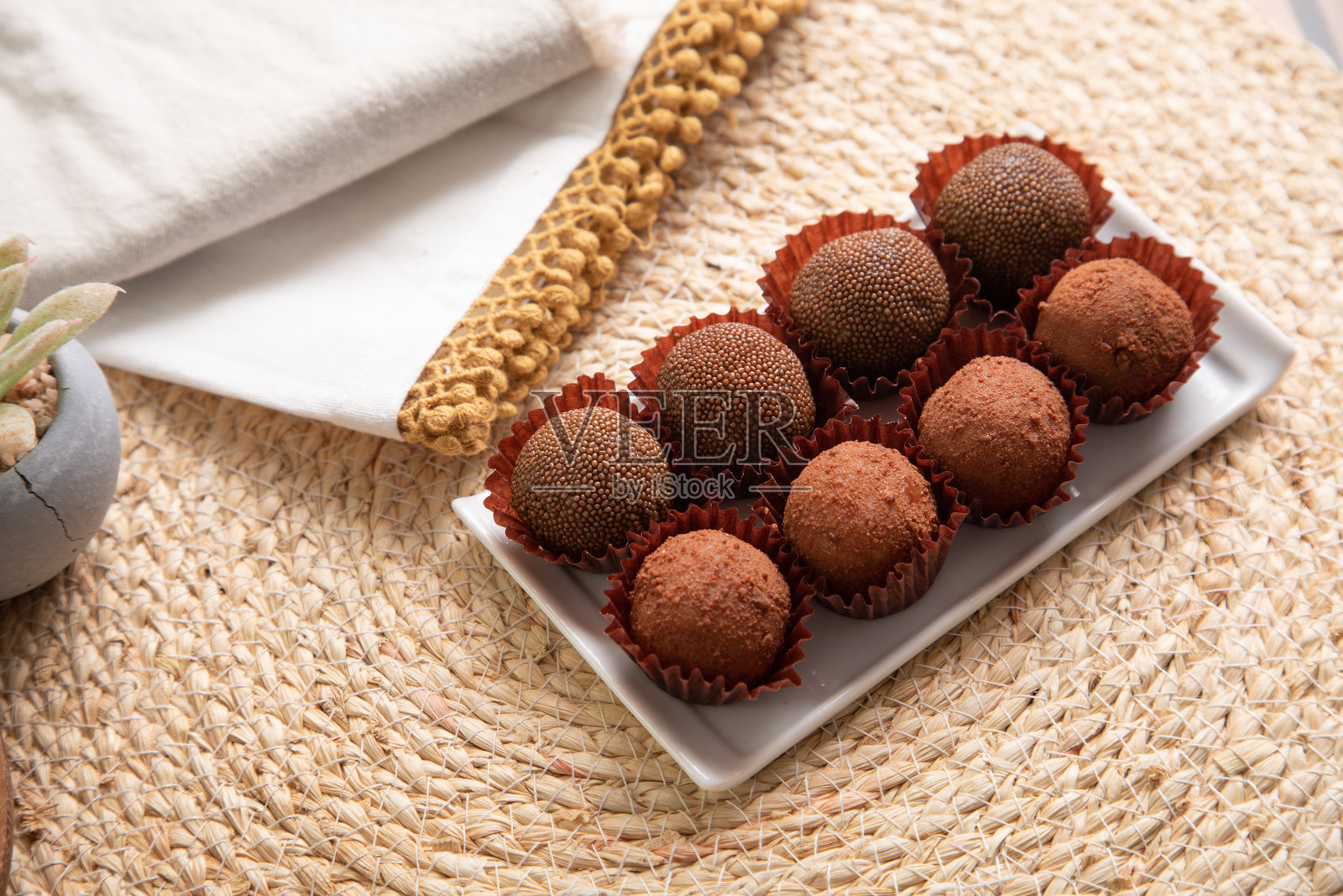 巴西传统甜点布里加德罗巧克力球照片摄影图片