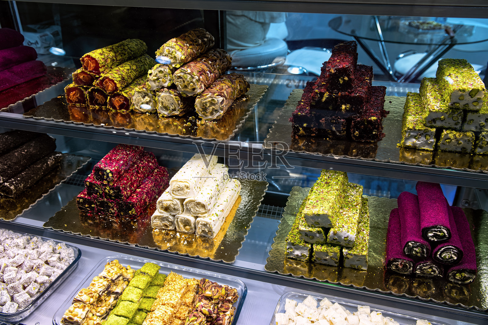甜品店橱窗中各种美味的土耳其软糖。照片摄影图片