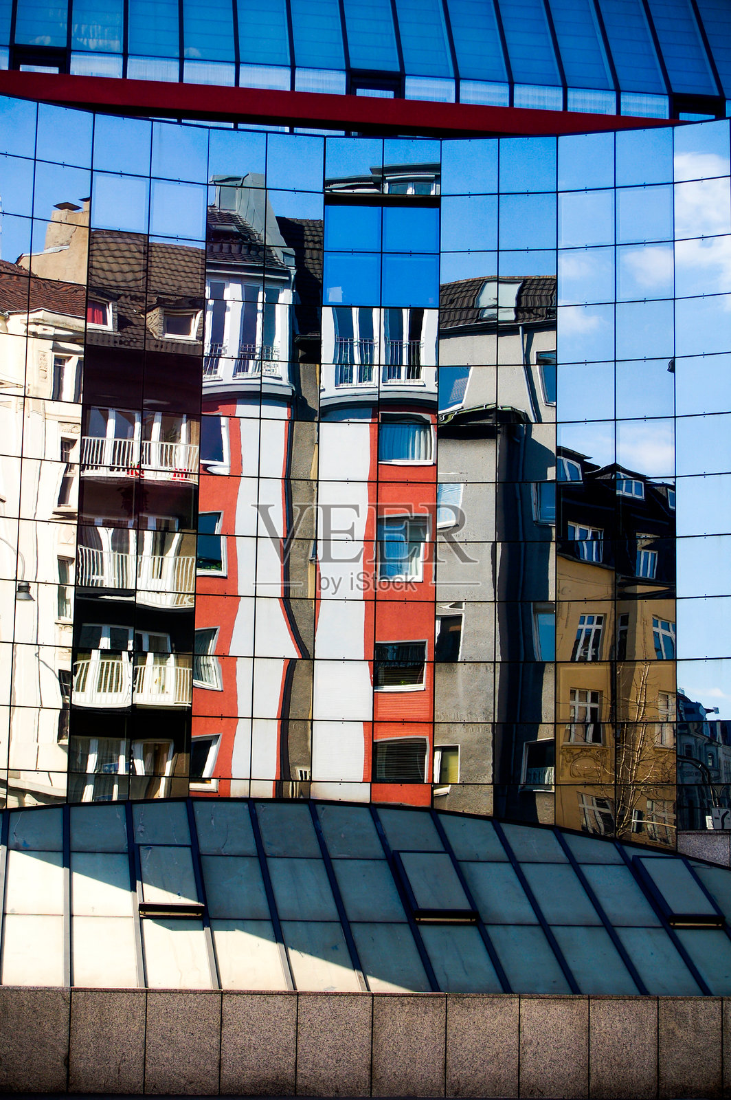 古老房屋外立面的倒影映射在现代玻璃外立面上照片摄影图片