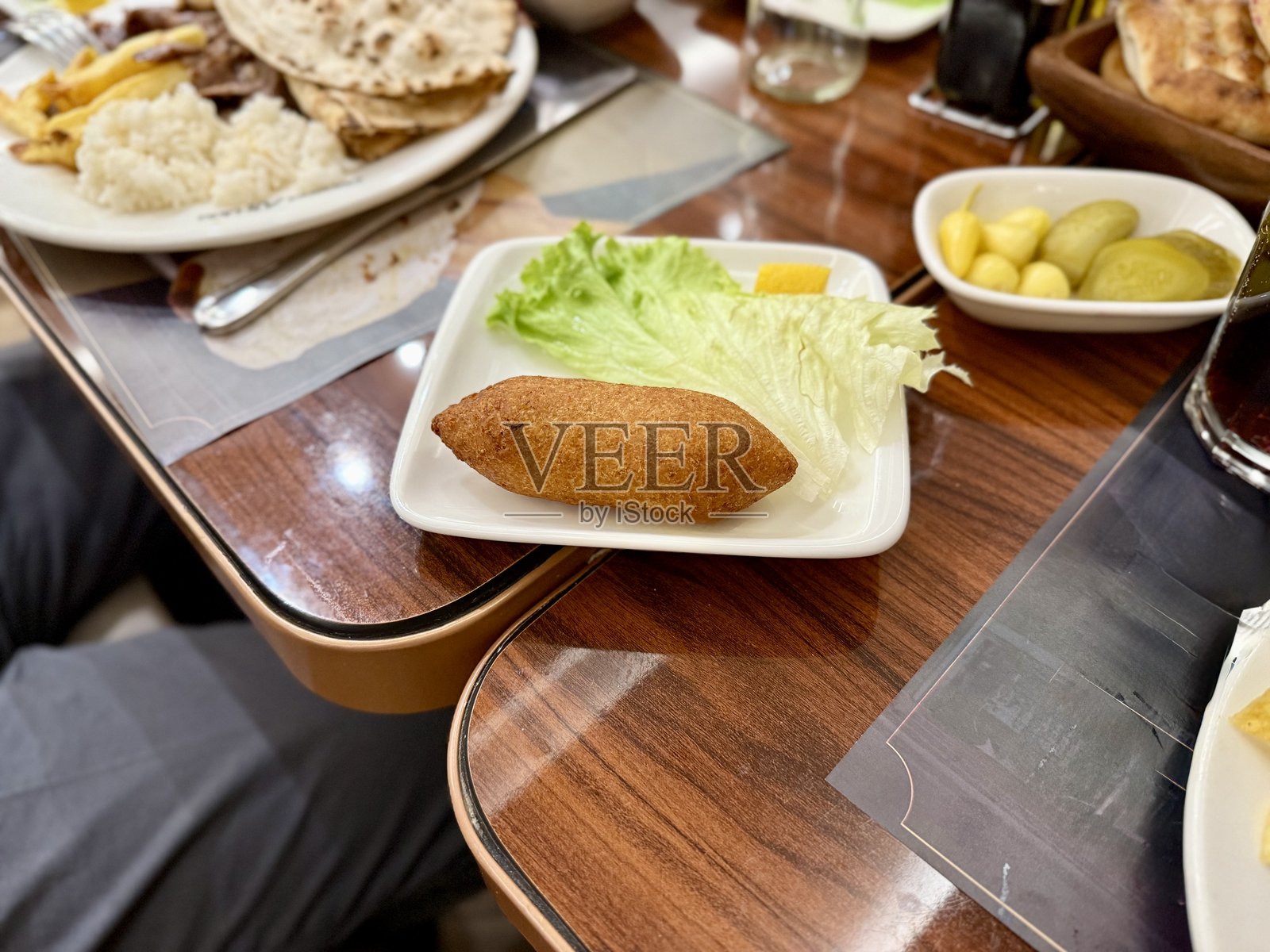 美味的黎巴嫩（阿拉伯）食物，基贝（kibe）内馅肉丸，基贝，填充肉丸。照片摄影图片