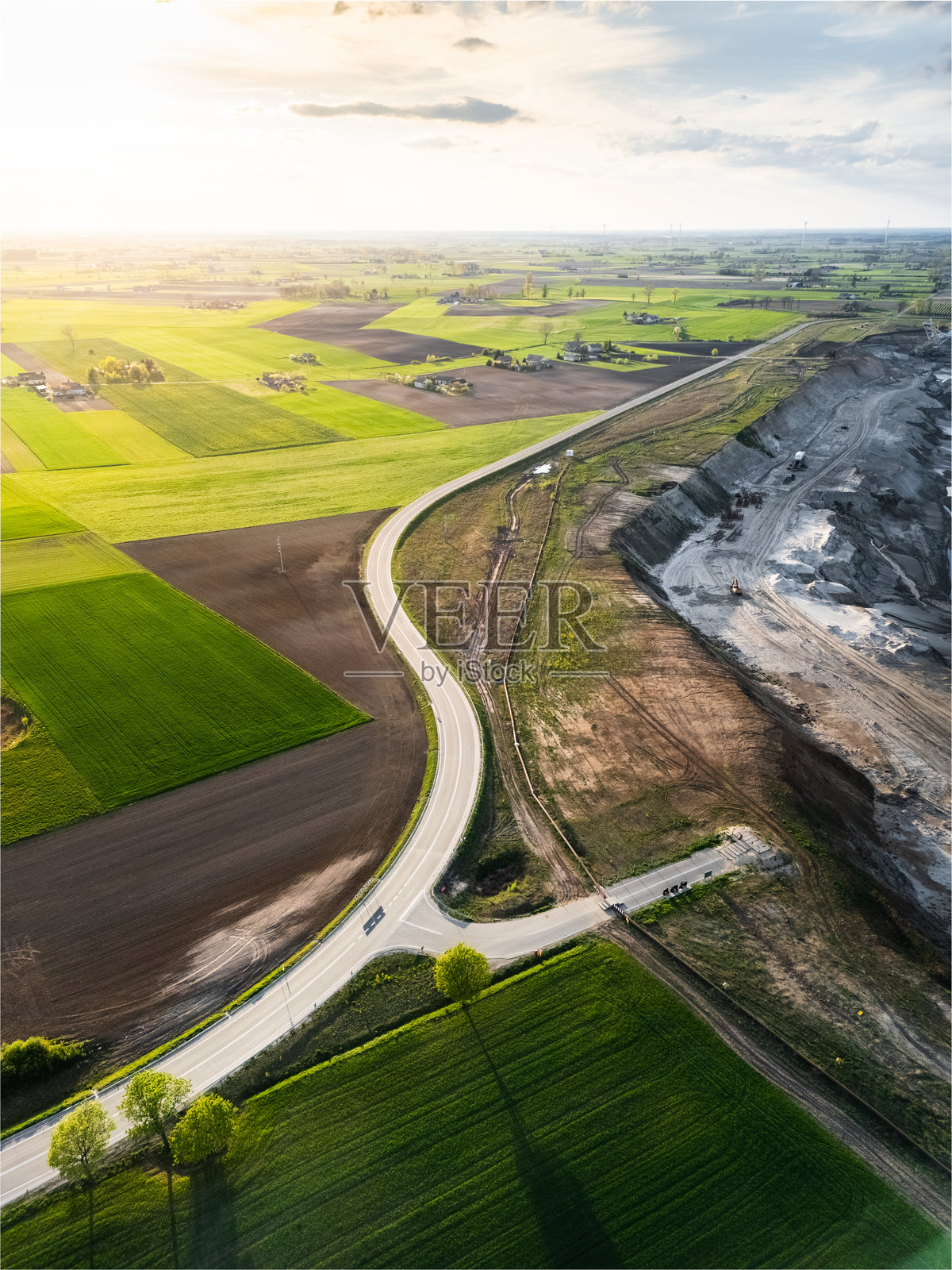 垂直航拍的道路和挖掘工地照片摄影图片