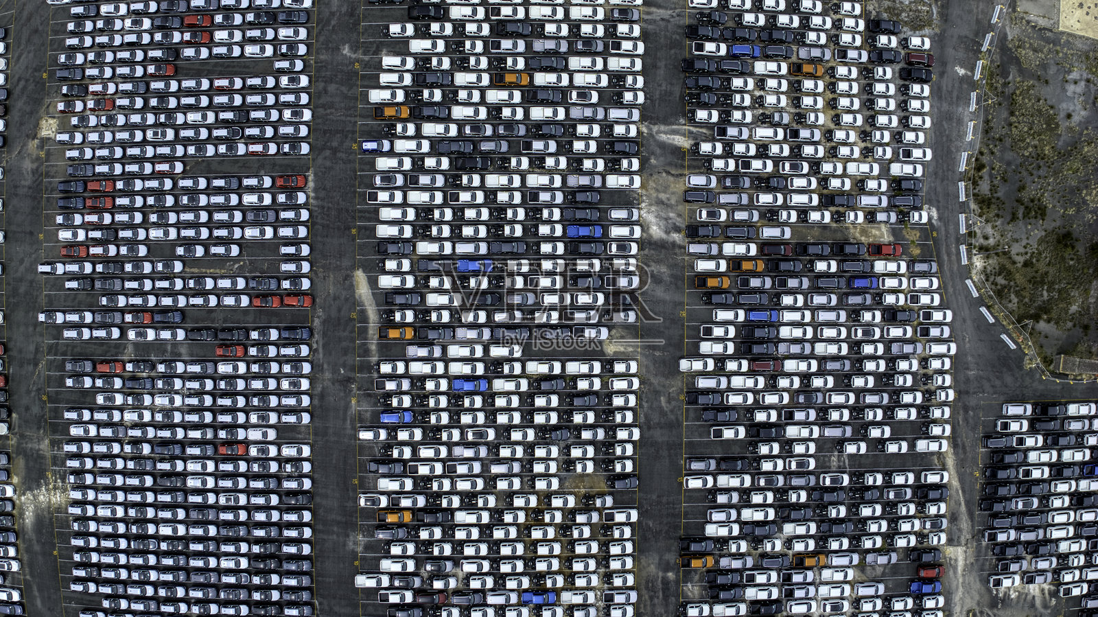 等待从肯布拉港储存设施运输的车辆照片摄影图片