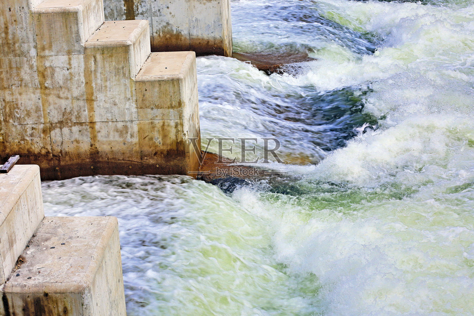 从大坝流出的激流照片摄影图片