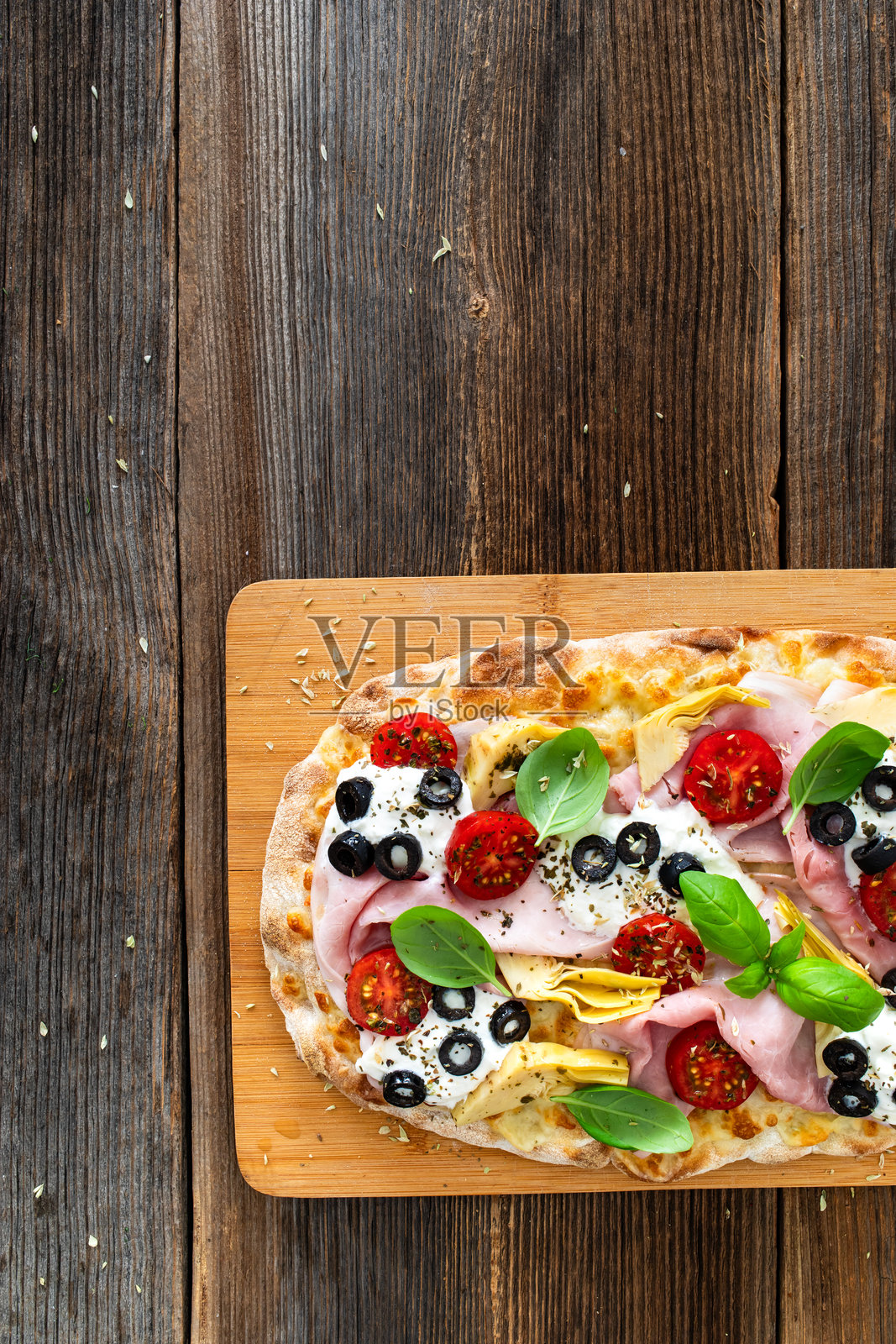 罗马披萨，上面有熟火腿、布拉塔奶酪和蔬菜，放在木桌上照片摄影图片