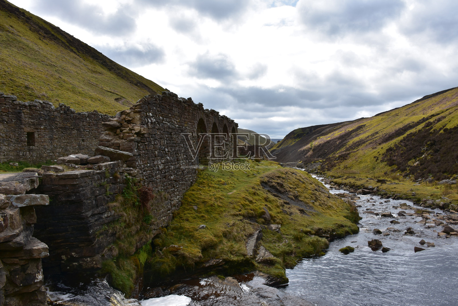 水流进入甘纳赛德峡谷的小溪照片摄影图片