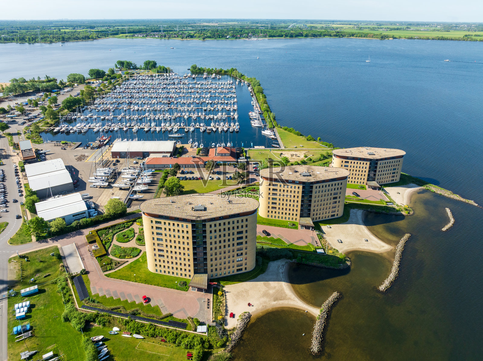 湖边的公寓楼照片摄影图片