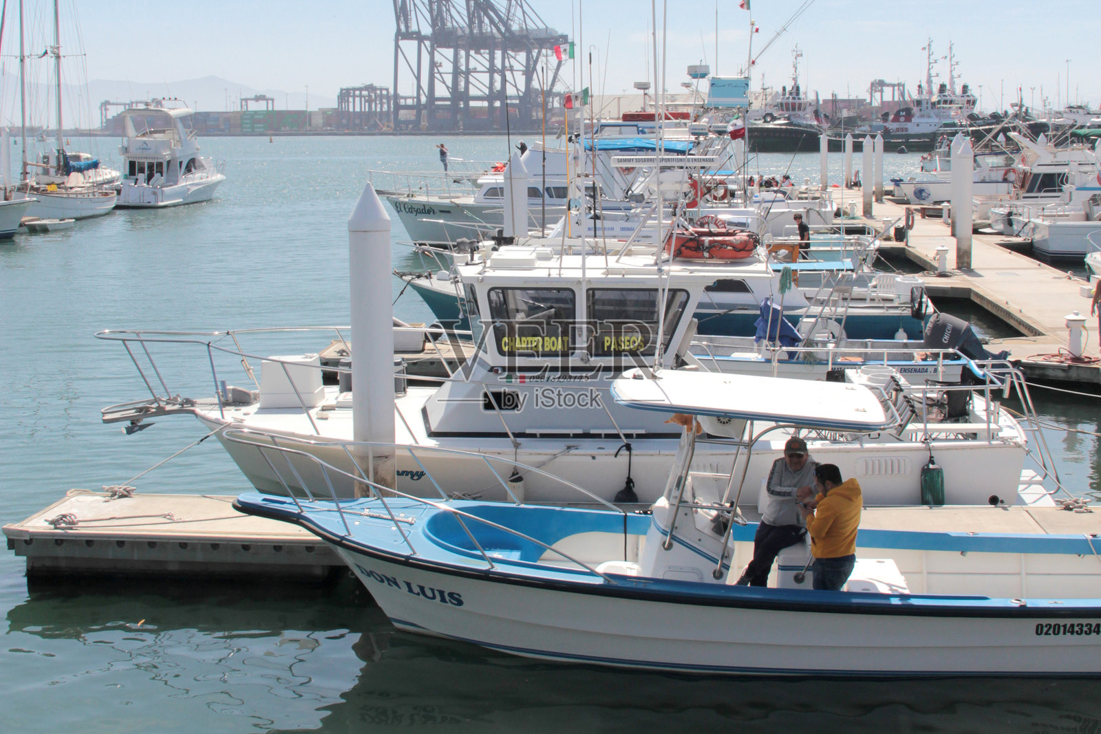 面向海洋的Ventana al Mar步道，供人们散步的公共空间，拥有餐厅和壮观的景色照片摄影图片