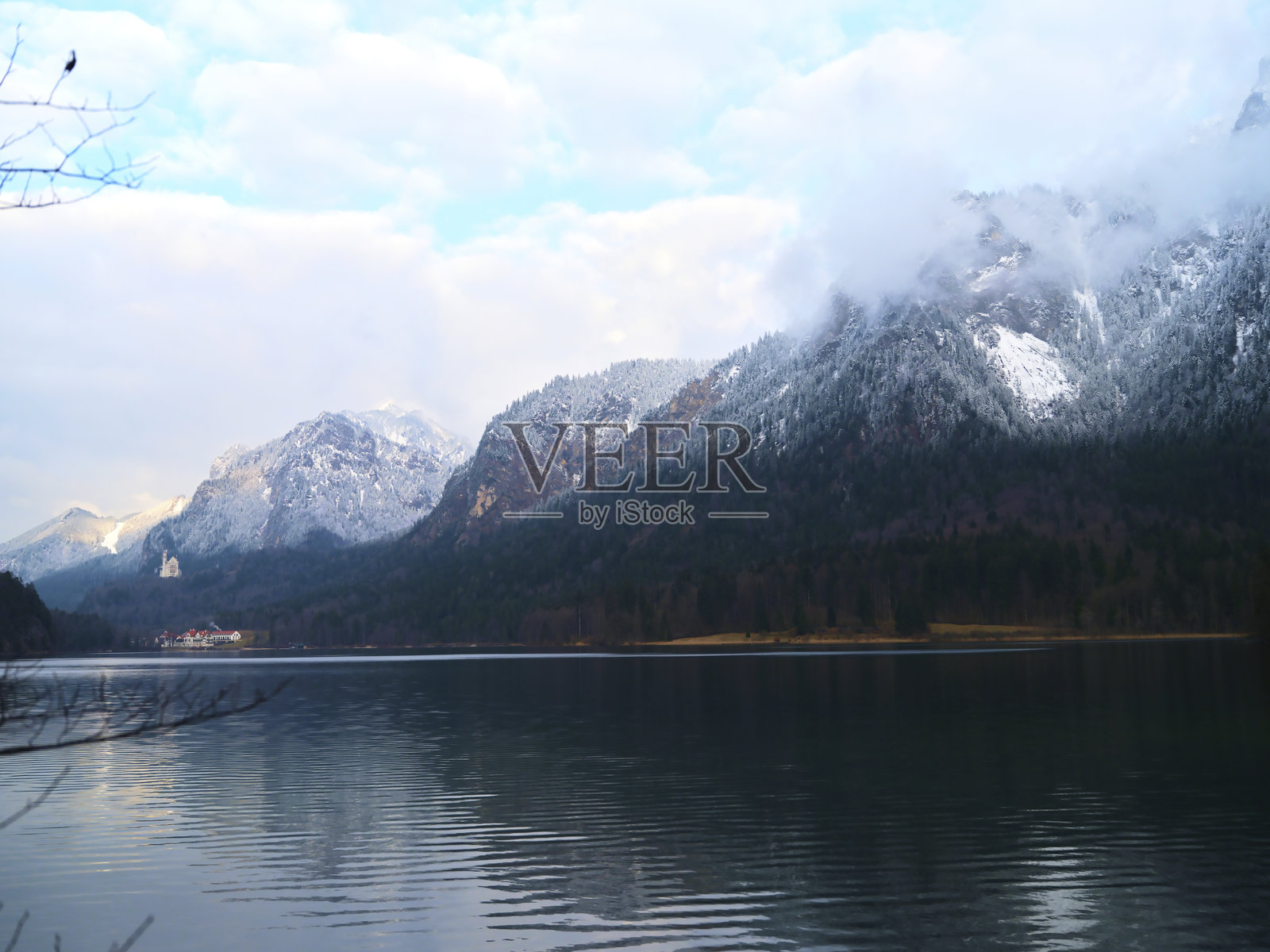 雪山倒映在冬季宁静自然中的平静湖面上照片摄影图片