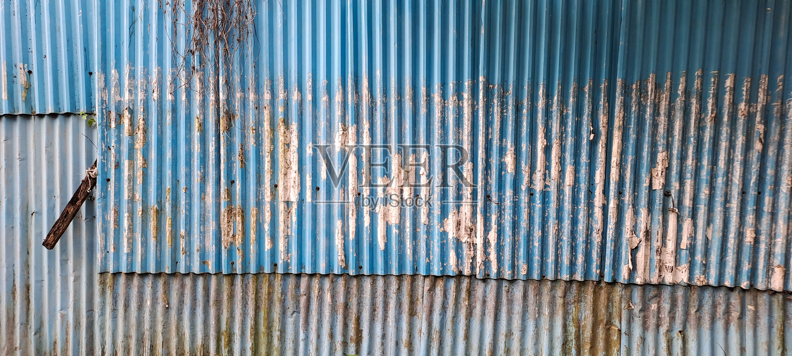 旧锈蚀的锌板墙作为纹理背景。老旧的铁棚墙作为图案背景。照片摄影图片