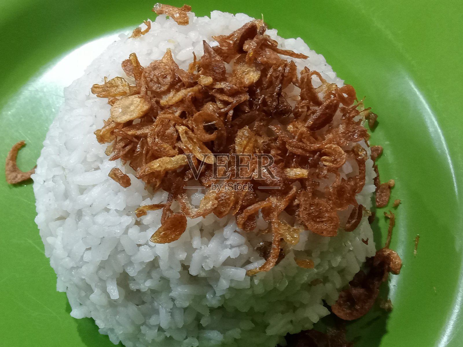 椰浆香饭是典型的爪哇菜肴，由椰奶和香料烹制的米饭制成。照片摄影图片