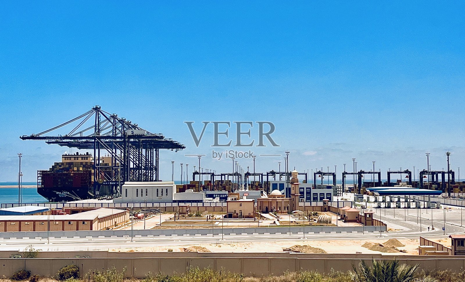 红海沿岸的现代化港口照片摄影图片