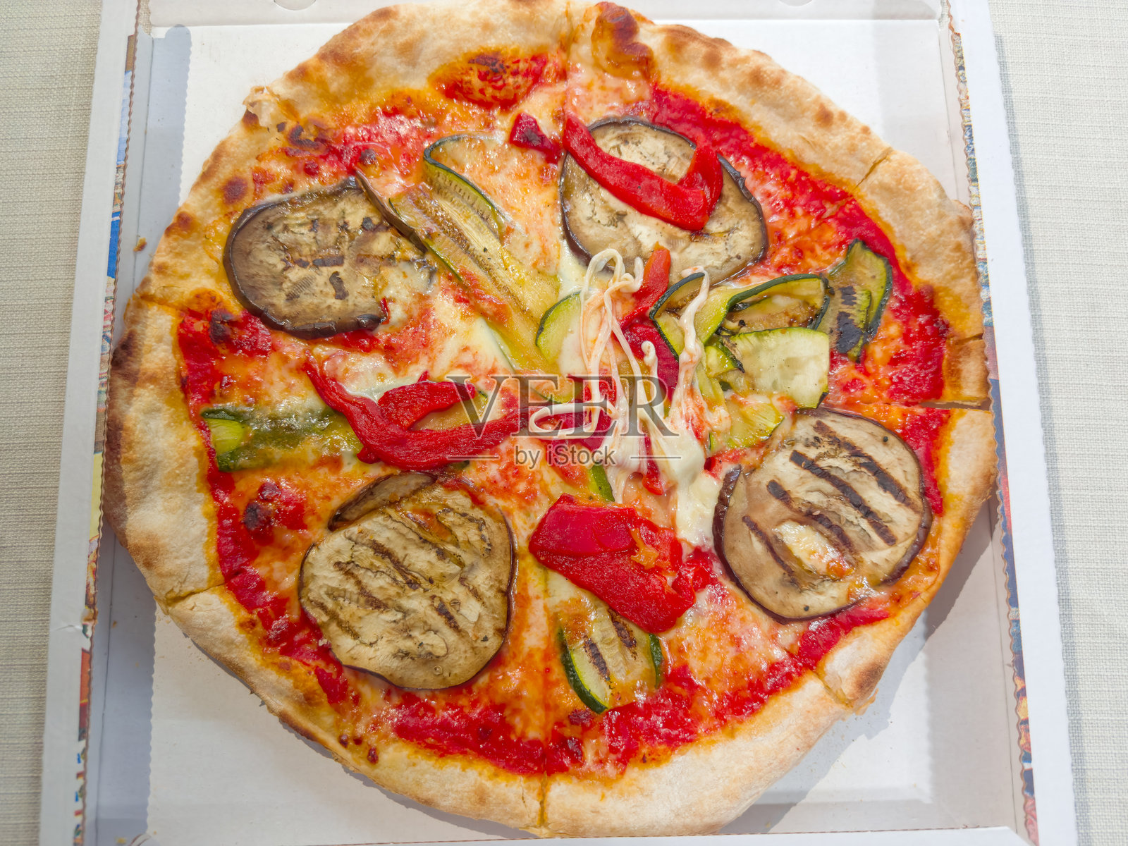 装在纸箱里的素食披萨，配有各种蔬菜照片摄影图片