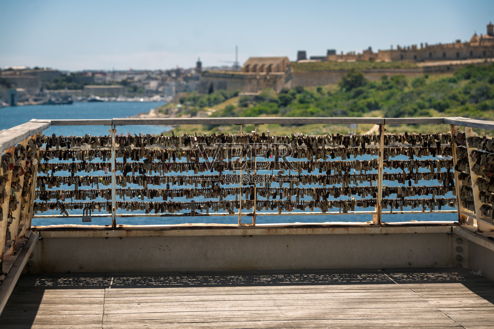 带海景的桥上的爱情锁照片摄影图片