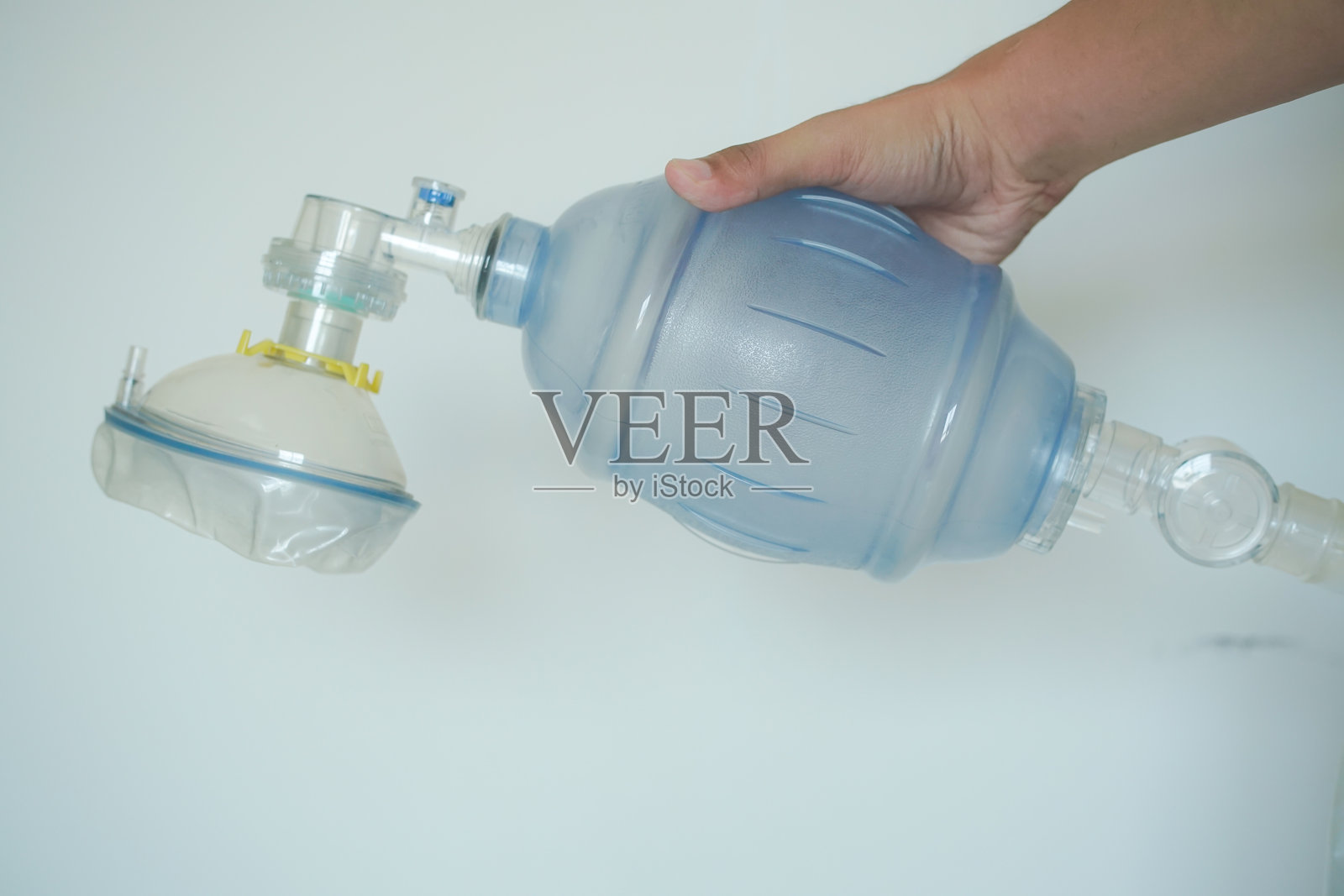 手握安保袋以提供呼吸辅助。照片摄影图片