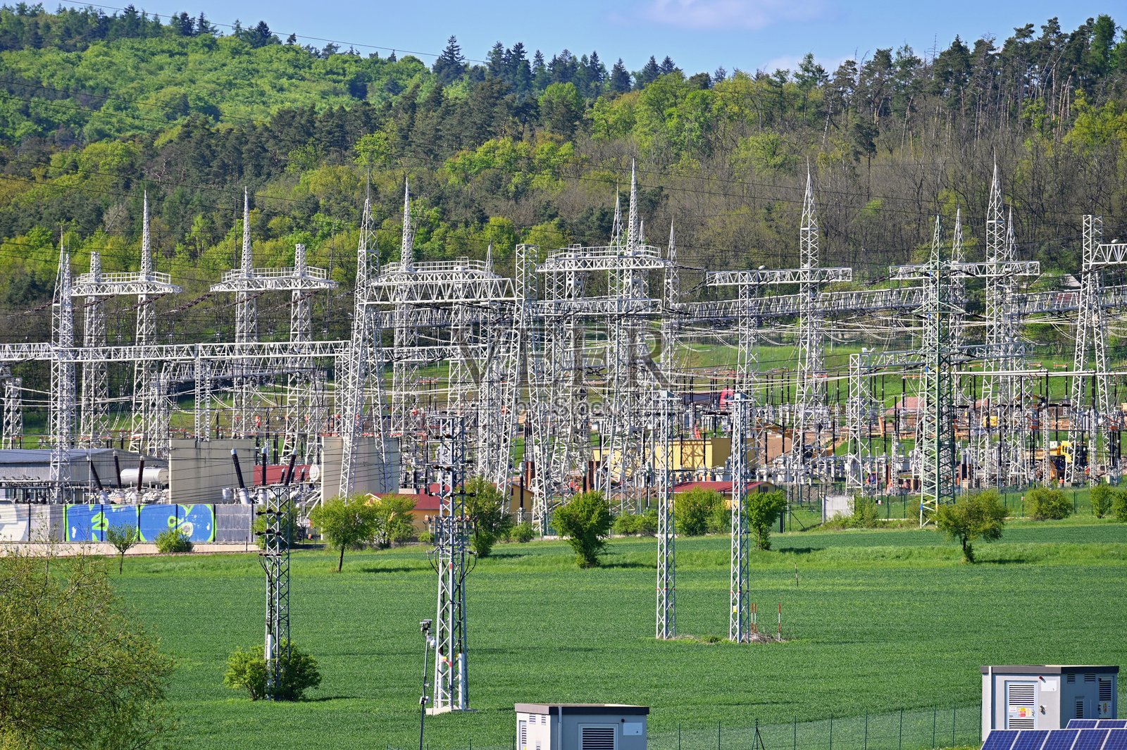 电力电杆。发电厂 - 现行配电站。电力行业和技术的概念。照片摄影图片