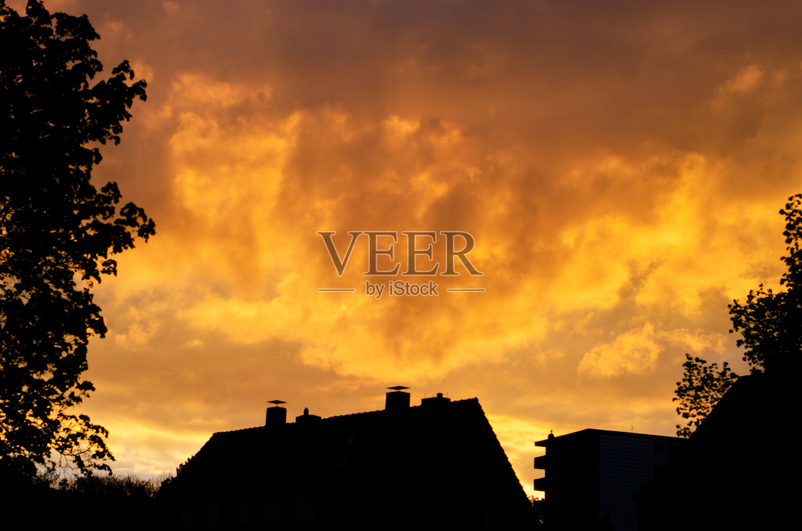 德国黄昏时分的黄天与积云。照片摄影图片