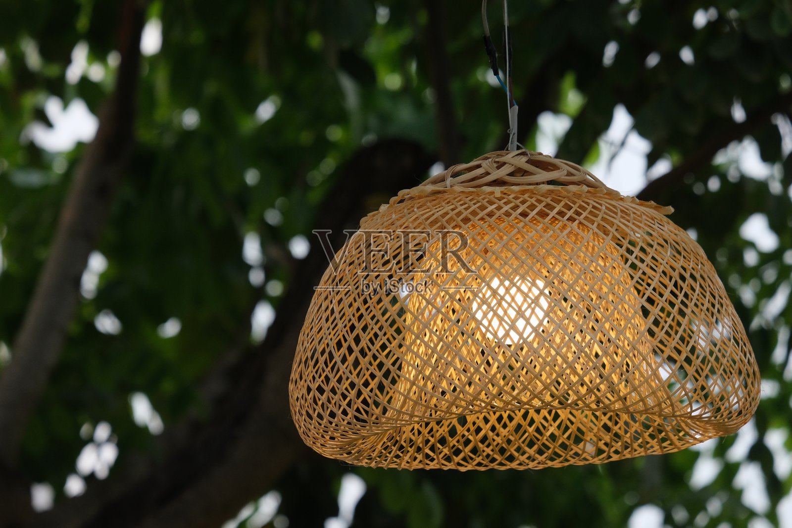 复古风格的灯具。照片摄影图片