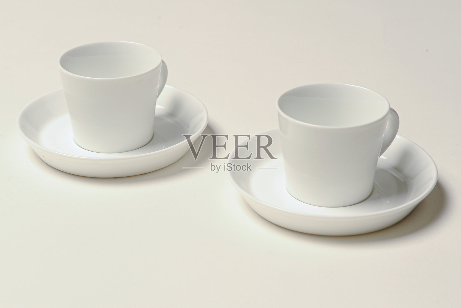 厨房工具：盘子、杯子、烘焙盘、盐罐、胡椒罐照片摄影图片