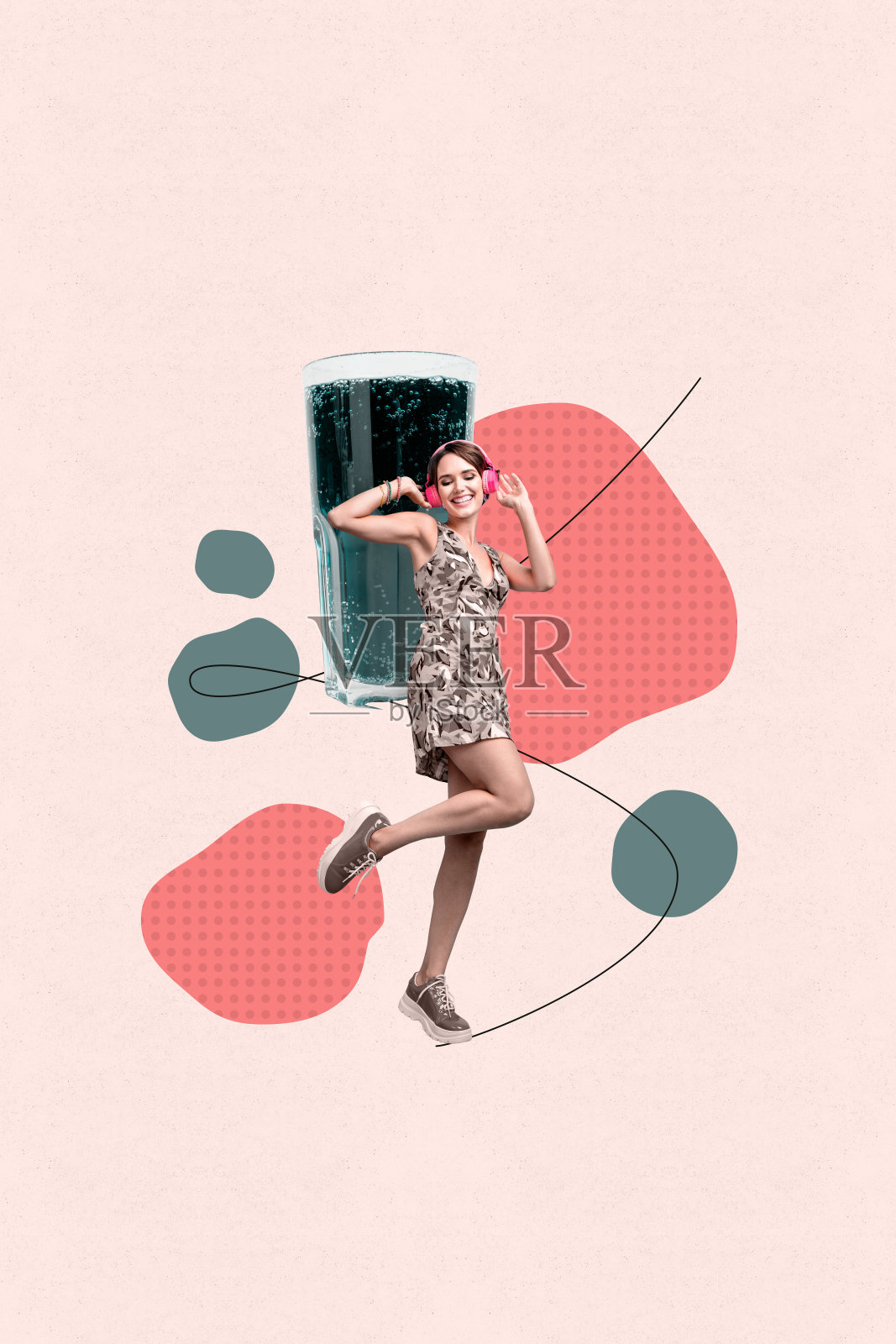 独特的垂直照片拼贴，展示快乐女孩在咖啡馆里跳舞、听音乐，戴着耳机，手里拿着气泡可乐和柠檬水。照片摄影图片