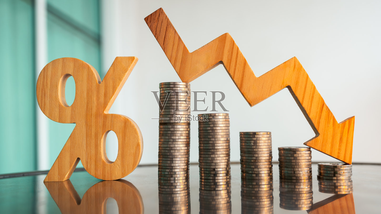 百分比模型、硬币堆和向下箭头，成功的概念、方法、调整或降低美联储利率以纠正通货膨胀的系统概念。照片摄影图片