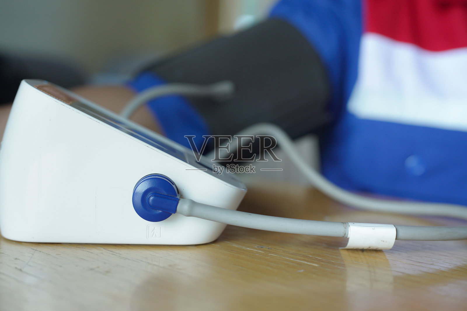 血压计或血压测量仪的特写，用于测量血压。使用电子监测器测量血压。照片摄影图片