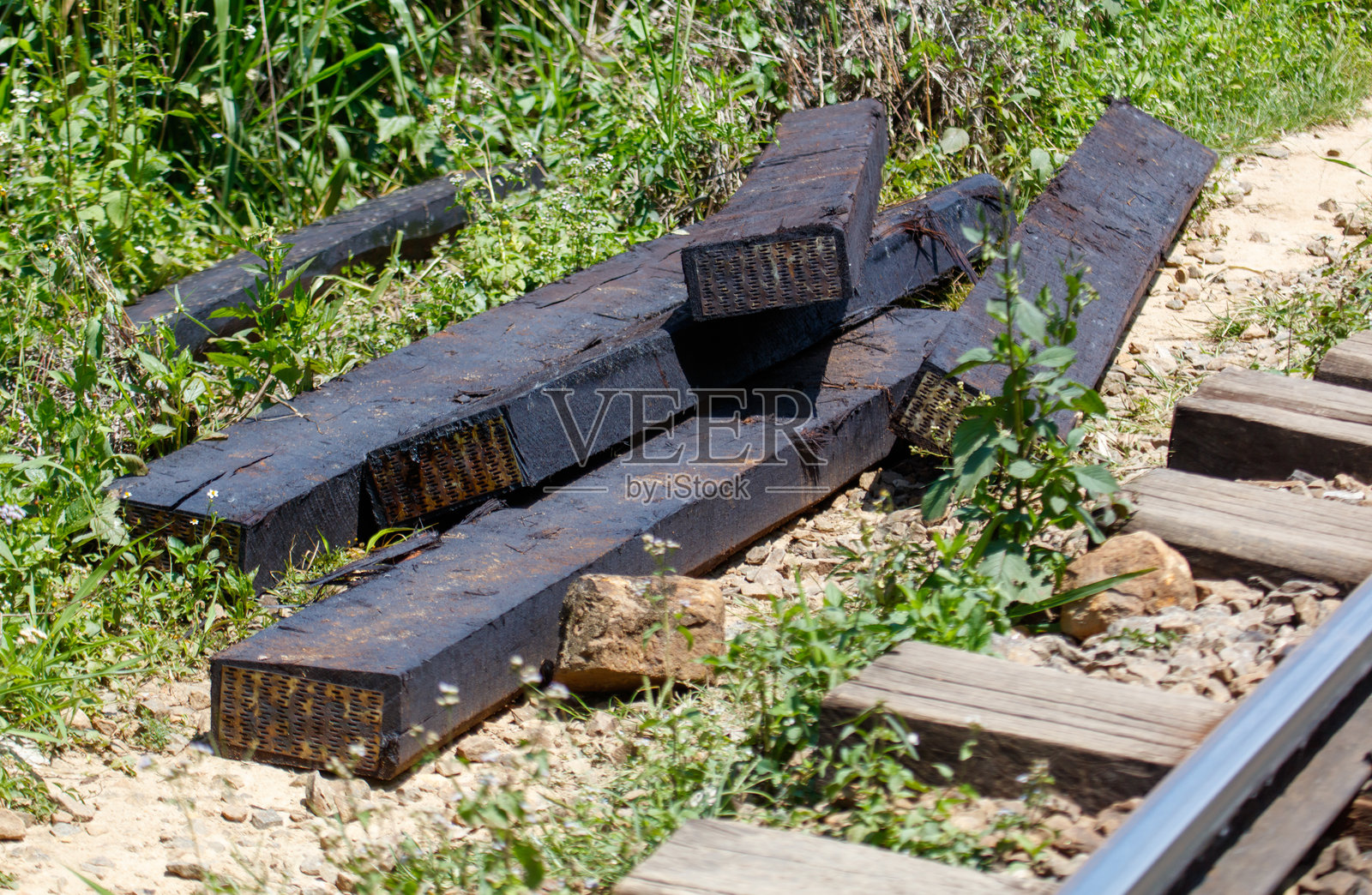 一堆铁路轨道上面放着几块木头照片摄影图片