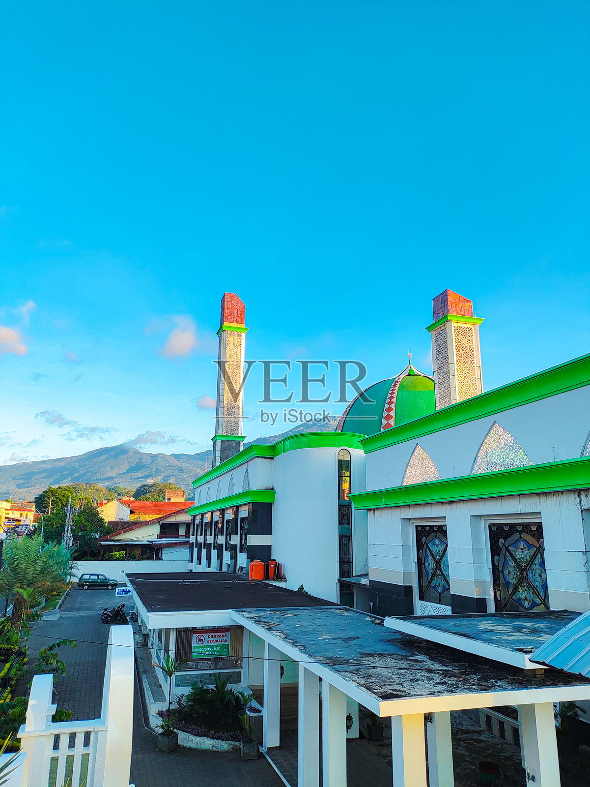 清真寺与背景的奇雷迈山照片摄影图片