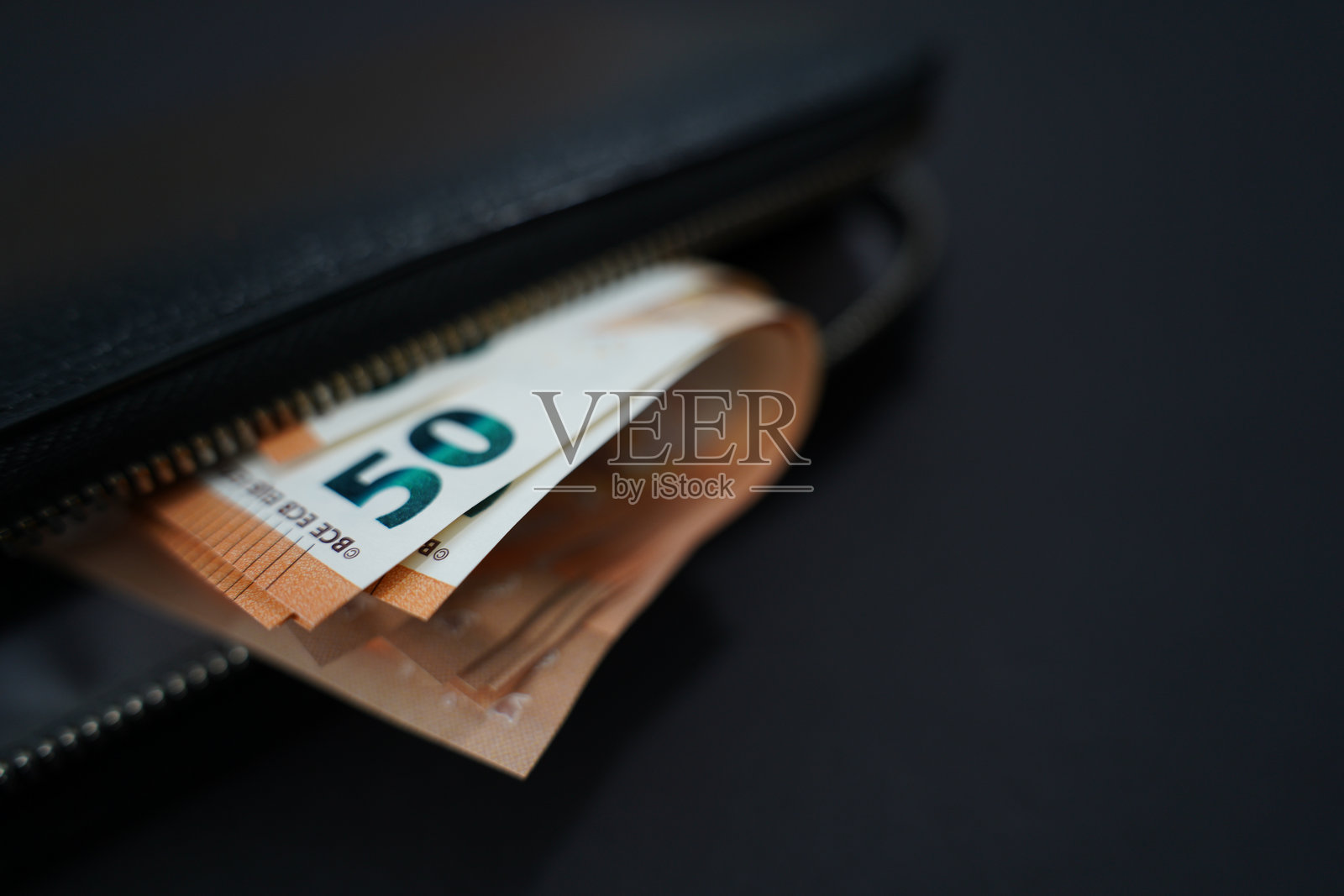 黑色钱包与黑色背景上的50欧元钞票。金融与消费概念。照片摄影图片