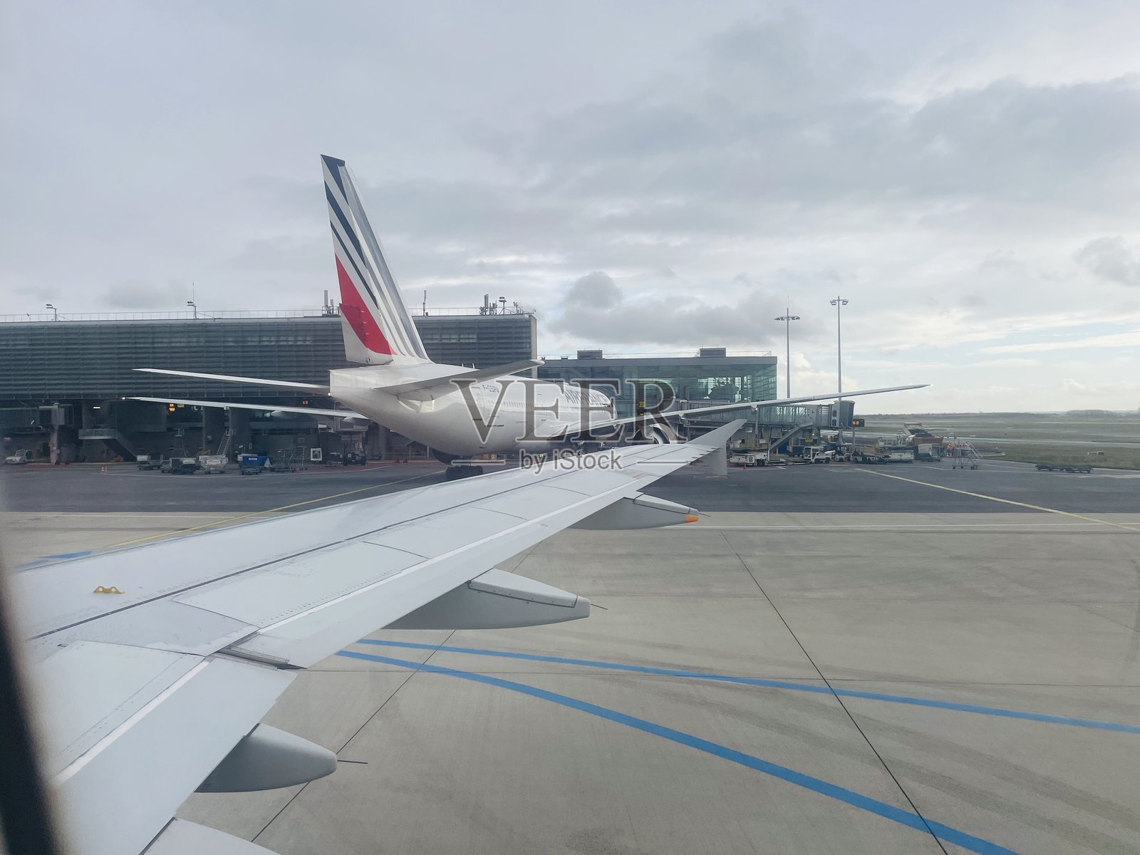 法国航空的飞机停靠在机场跑道登机口照片摄影图片