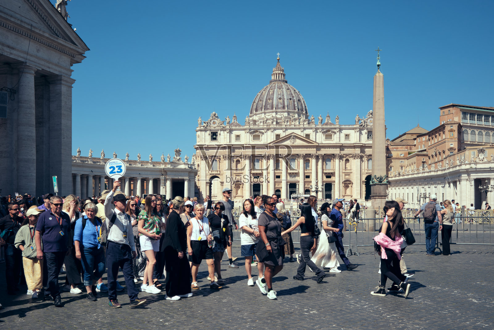 梵蒂冈城，朝圣者在教宗选举前参观圣彼得大教堂照片摄影图片