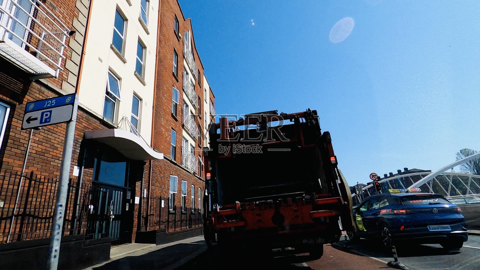 都柏林码头上的垃圾车和出租车照片摄影图片