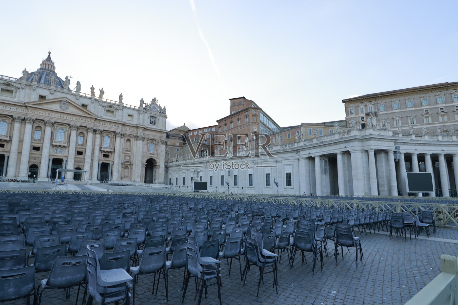 圣彼得大教堂附近的宏伟大理石纪念碑，梵蒂冈。历史悠久的神圣氛围杰作，正在为重要宗教活动如教皇选举做早期准备。照片摄影图片